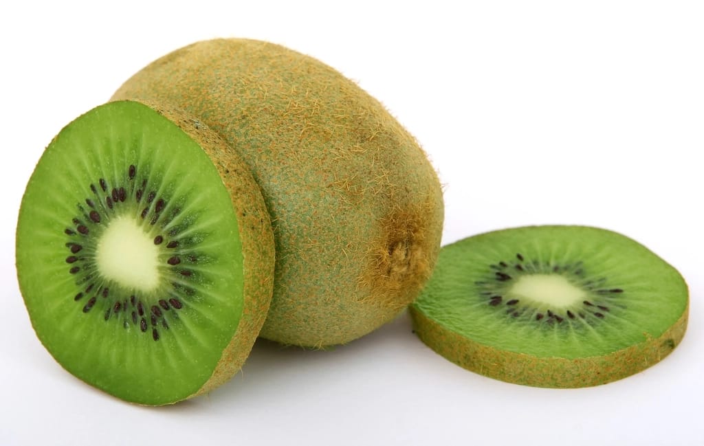 🍎HEALTHY diet and recovery Free kiwi, slices, white background